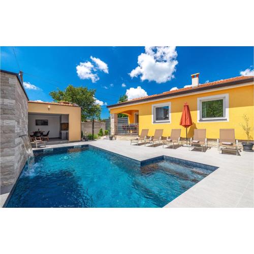 Three-Bedroom Holiday Home In Porec