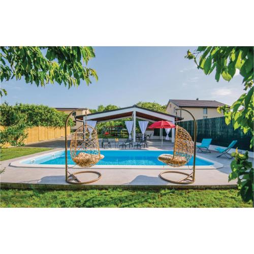 Three-Bedroom Holiday Home In Prolozac Donji