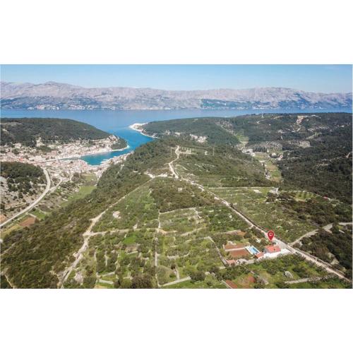 Three-Bedroom Holiday Home In Pucisca