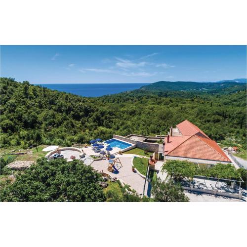 Three-Bedroom Holiday Home In Radovcici