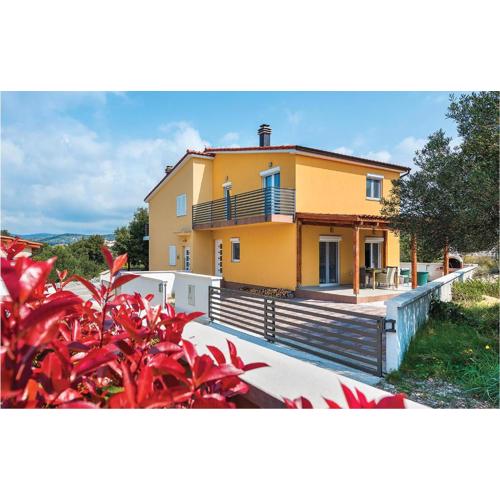 Three-Bedroom Holiday Home In Razanj