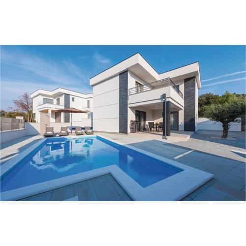 Three-Bedroom Holiday Home In Razanj