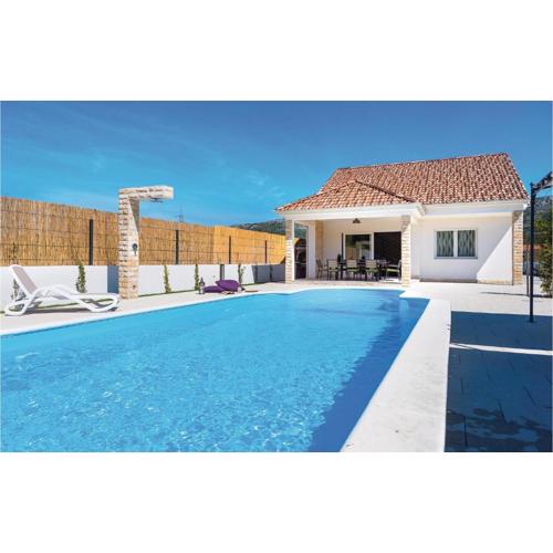 Three-Bedroom Holiday Home In Sibenik