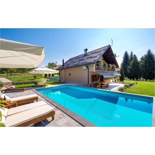 Three-Bedroom Holiday Home In Slunj