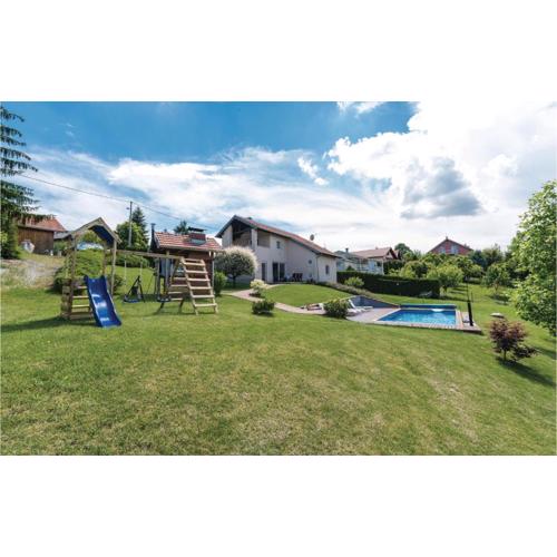 Three-Bedroom Holiday Home In Starjak