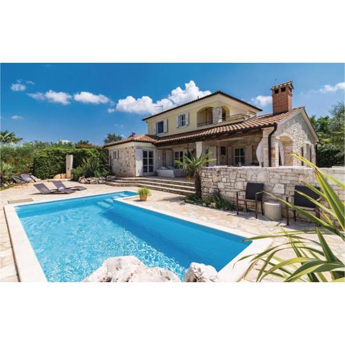 Three-Bedroom Holiday Home In Stifanici