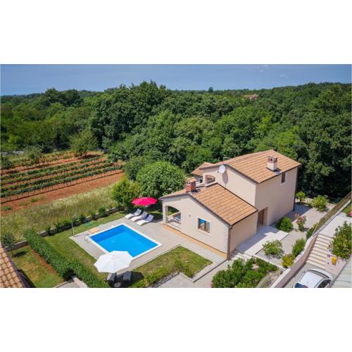 Three-Bedroom Holiday Home In Tinjan