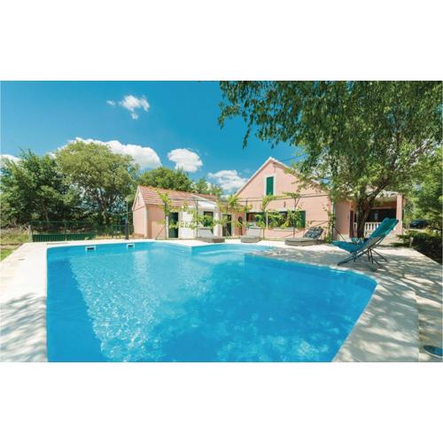 Three-Bedroom Holiday Home In Trbounje