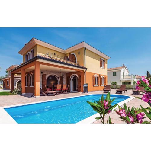 Three-Bedroom Holiday Home In Vabriga