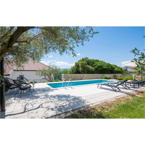 Three-Bedroom Holiday Home In Vinjani Donji