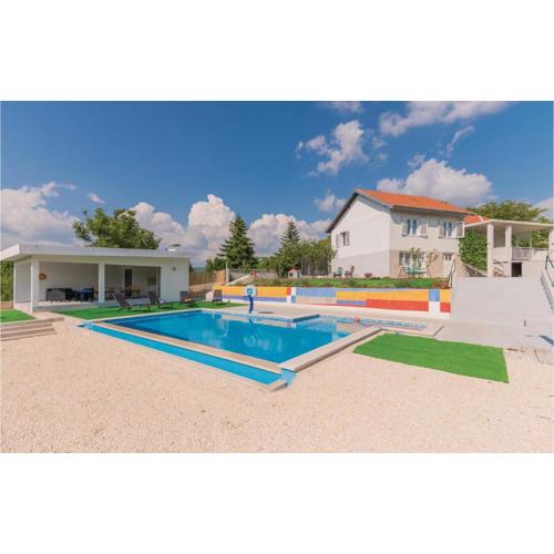 Three-Bedroom Holiday Home In Vinjani Gornji