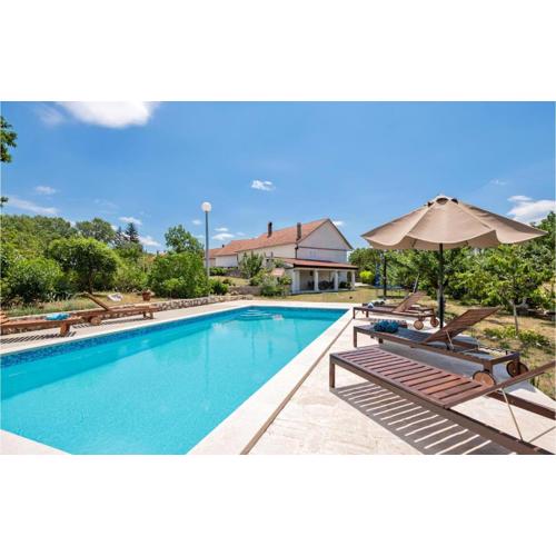 Three-Bedroom Holiday Home In Vinjani Gornji