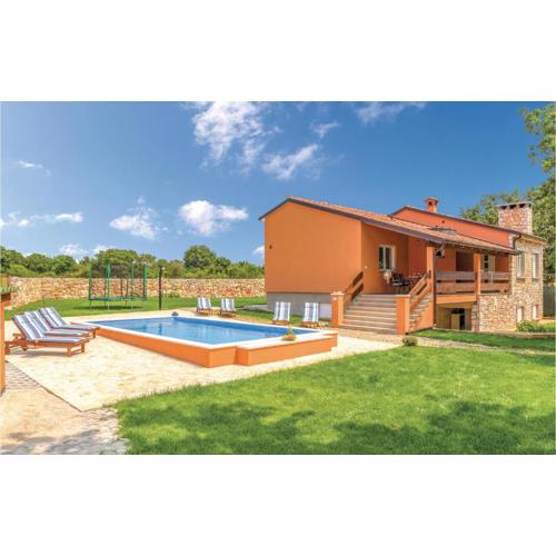 Three-Bedroom Holiday Home In Vodnjan