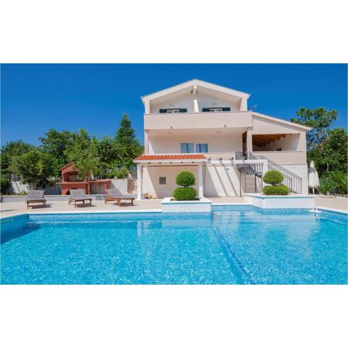 Three-Bedroom Holiday Home In Zagvozd