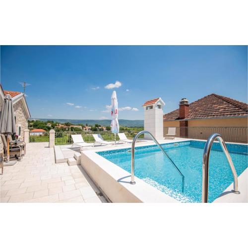 Three-Bedroom Holiday Home In Zmijavci