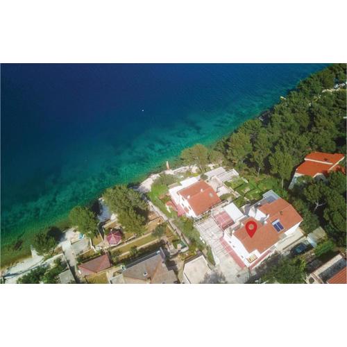 Three-Bedroom Holiday Home With Sea View In Okrug Donji