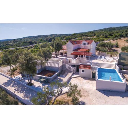 Three-Bedroom Holiday Home With Sea View In Praznica