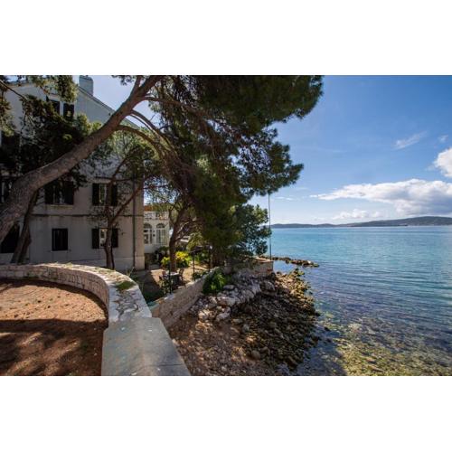Three Pearls Deluxe Apartment by the Sea