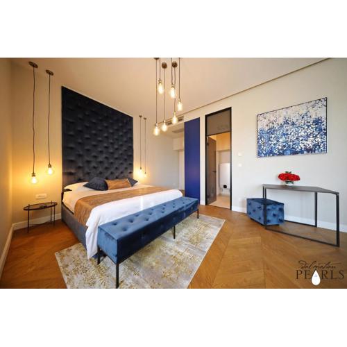 Three Pearls Deluxe Rooms & Studios