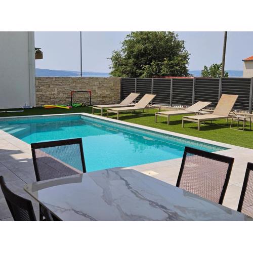 TI Amo Holiday House with heathed pool