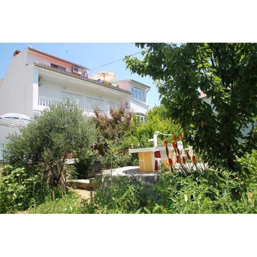 Tina- Balkonen Wohnung mit Pool,Parking,Garten,Grill,Terrassen