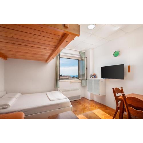 Tina Apartment in Town Centre with Free Parking