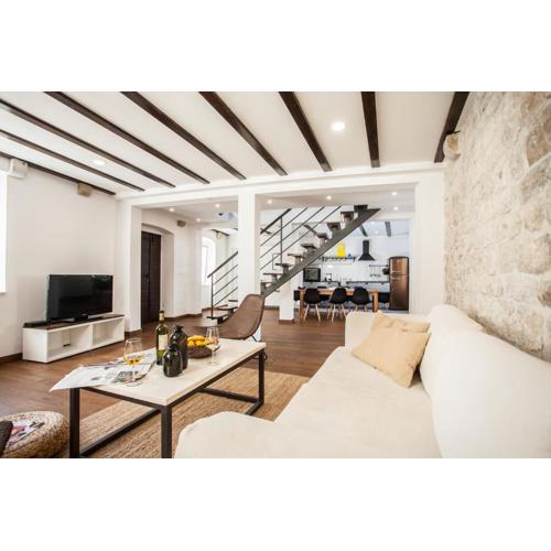 Tinel Longo, holiday home for up to 8, city center, BBQ, terrace