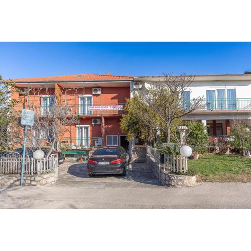 Tinka, Apartment No 8