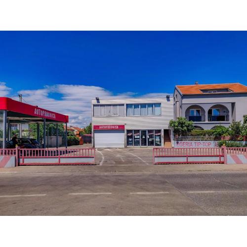 Tip-Top Apartment one free car wash
