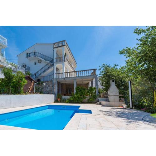Tolles Apartment mit Pool, Meerblick, BBQ, Liegen, Außendusche