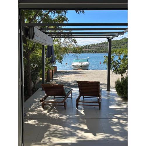 Toma - house by the sea