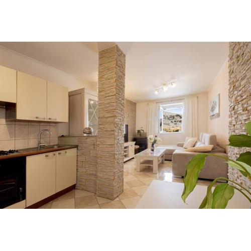 Toncica Sunny terrace with seaview and shaded BBQ area