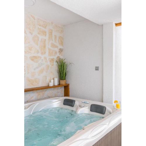 Tonina - house with terrace, jacuzzi, free parking