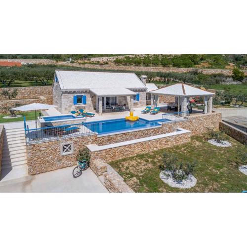 Traditional stone poolside villa in Bol
