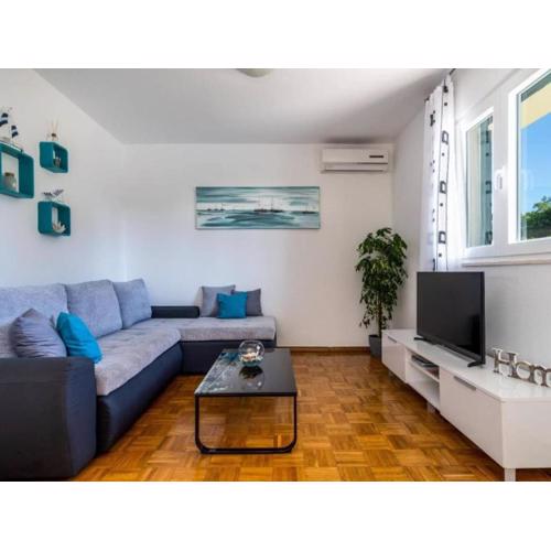 Tranquil Oasis Holiday Home Primorski Dolac with Pool - Three Bedroom Holiday Home with Pool