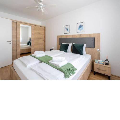 Trendy 1BR, Direct City Access by HM