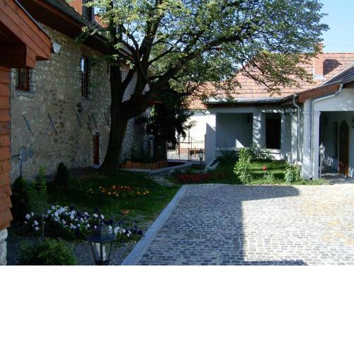 Trifecta Udvarház