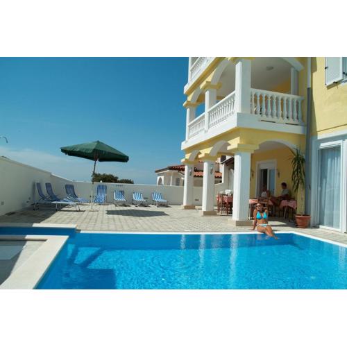 Triple Room Peroj 2235a