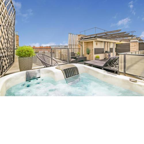 Triplex, Rooftop with Parlament view & Jacuzzi