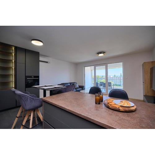 Tropic Night Apartment by Litto