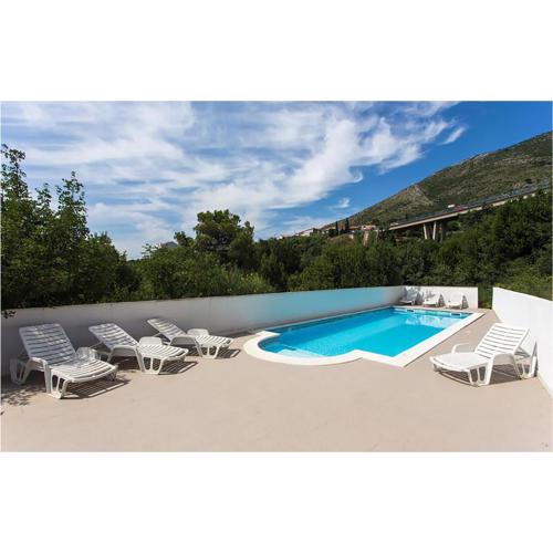 Two-Bedroom Apartment In Cavtat