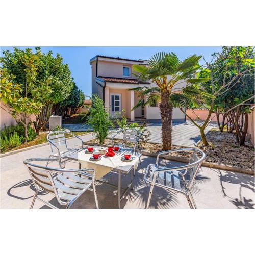 Two-Bedroom Apartment In Fazana