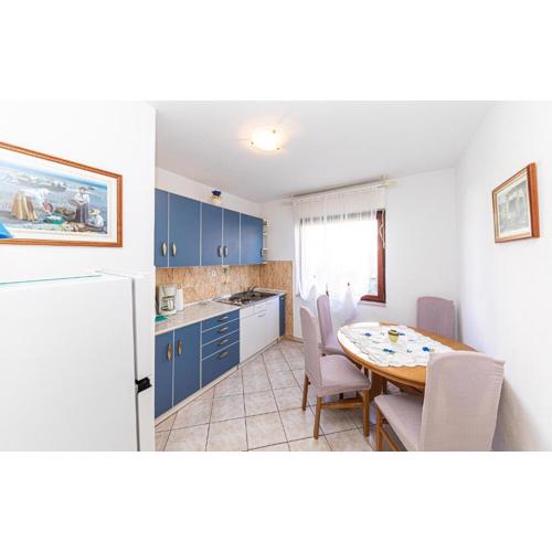 Two-Bedroom Apartment In Kastel Kambelovac