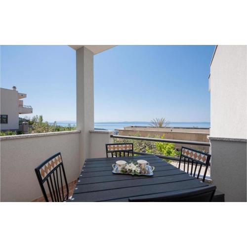 Two-Bedroom Apartment In Makarska