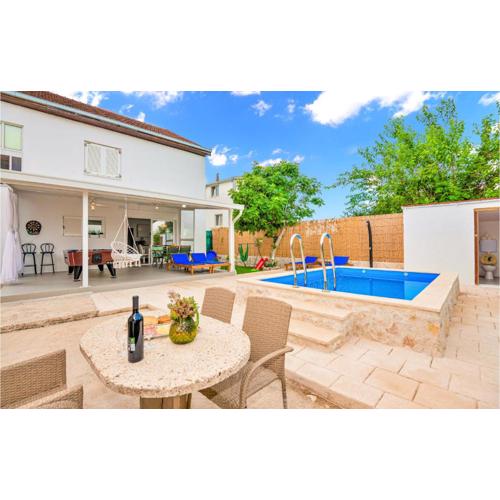 Two-Bedroom Apartment In Metkovic