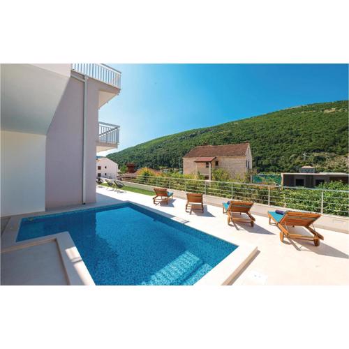 Two-Bedroom Apartment In Mokosica