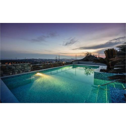 Two-Bedroom Apartment In Mravince