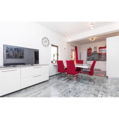 Two-Bedroom Apartment In Okrug Donji