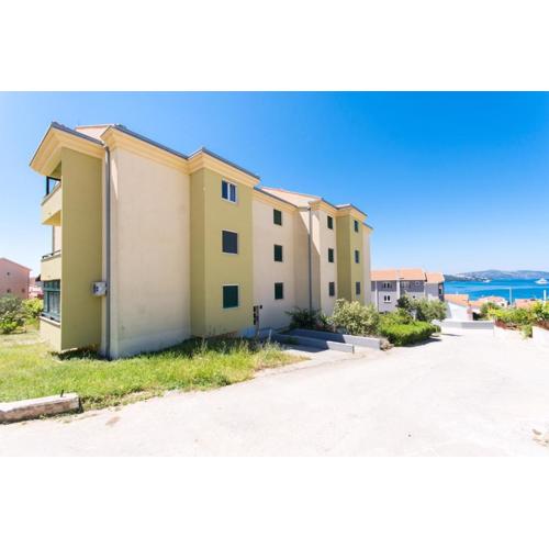 Two-Bedroom Apartment in Okrug Gornji IV