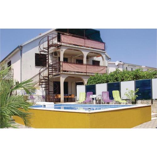 Two-Bedroom Apartment In Okrug Gornji